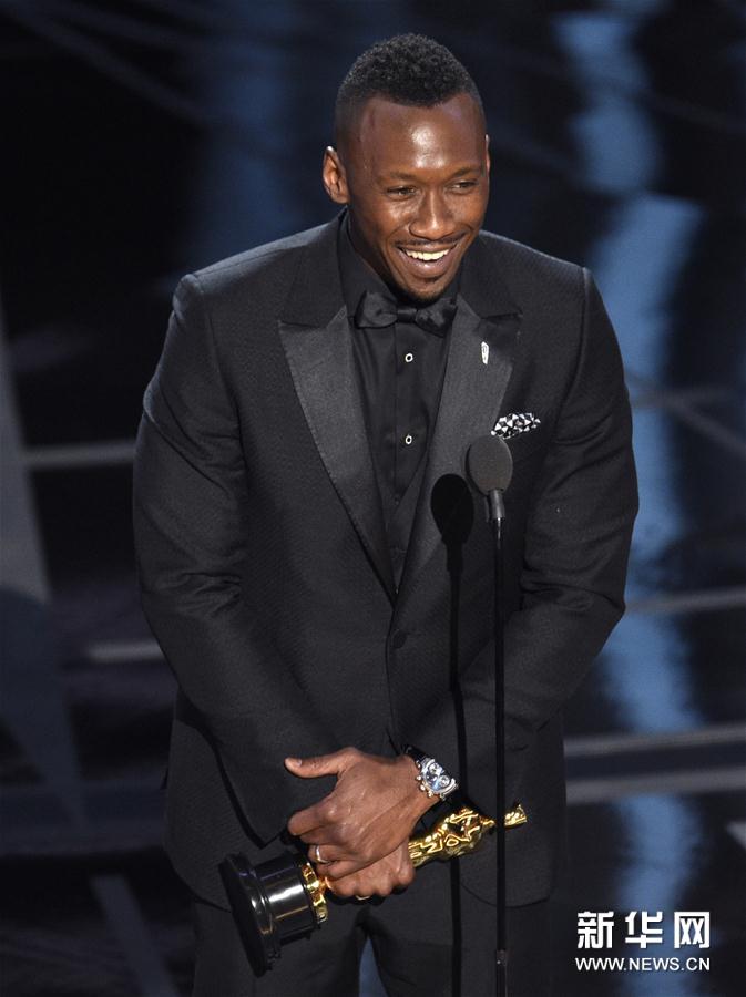 组图：第89届奥斯卡颁奖礼 获奖众星手捧小金人
