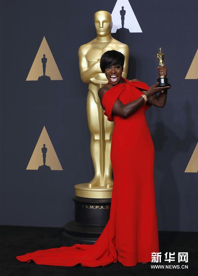组图：第89届奥斯卡颁奖礼 获奖众星手捧小金人