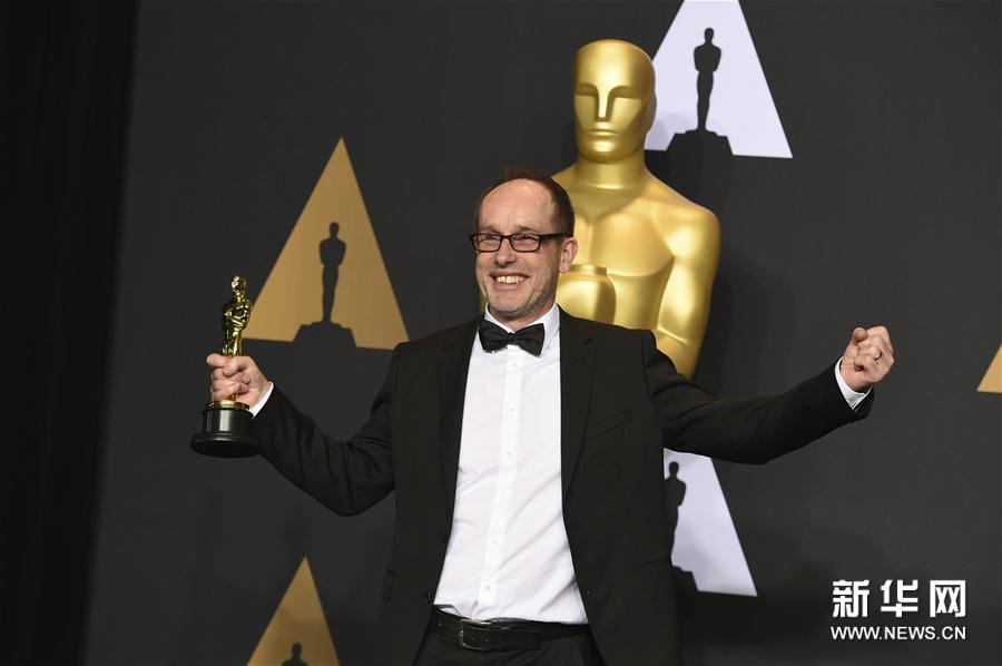 组图：第89届奥斯卡颁奖礼 获奖众星手捧小金人