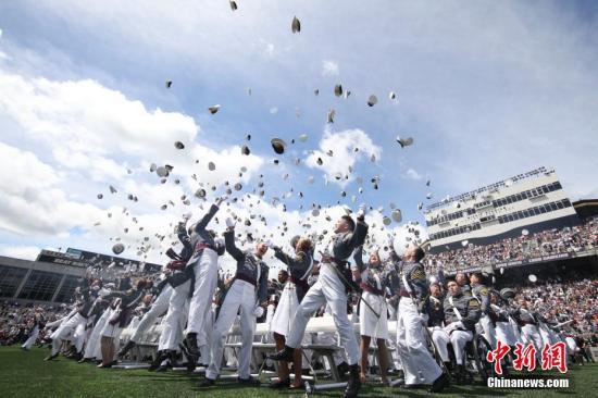 玩转各国高校毕业典礼:日本Cosplay 耶鲁帽子盛会 玩转各国高校毕业典礼:日本Cosplay 耶鲁帽子盛会