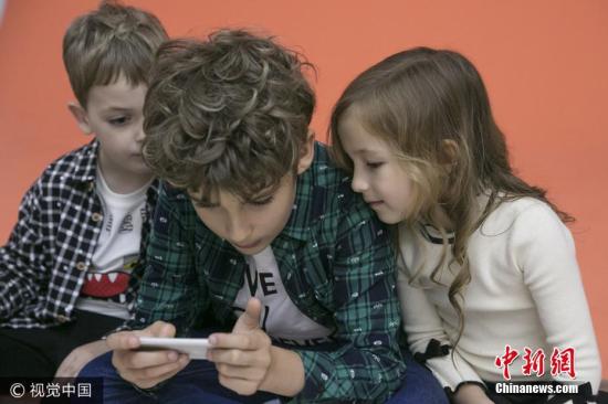 外报：一天滑手机80次 孩子网瘾过高怎么办？