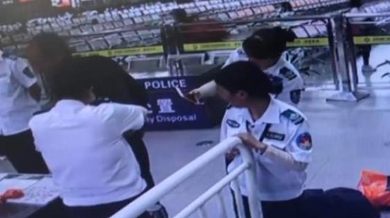 为带宠物回老家 深圳男子腰绑三只乌龟欲混过安检 结果···