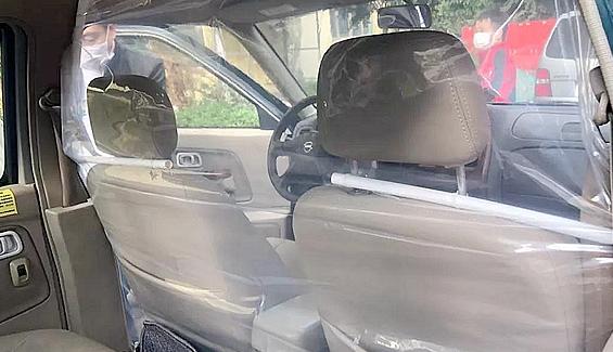 给车戴上“透明口罩”！龙岗36部转运车内加装防护隔离膜