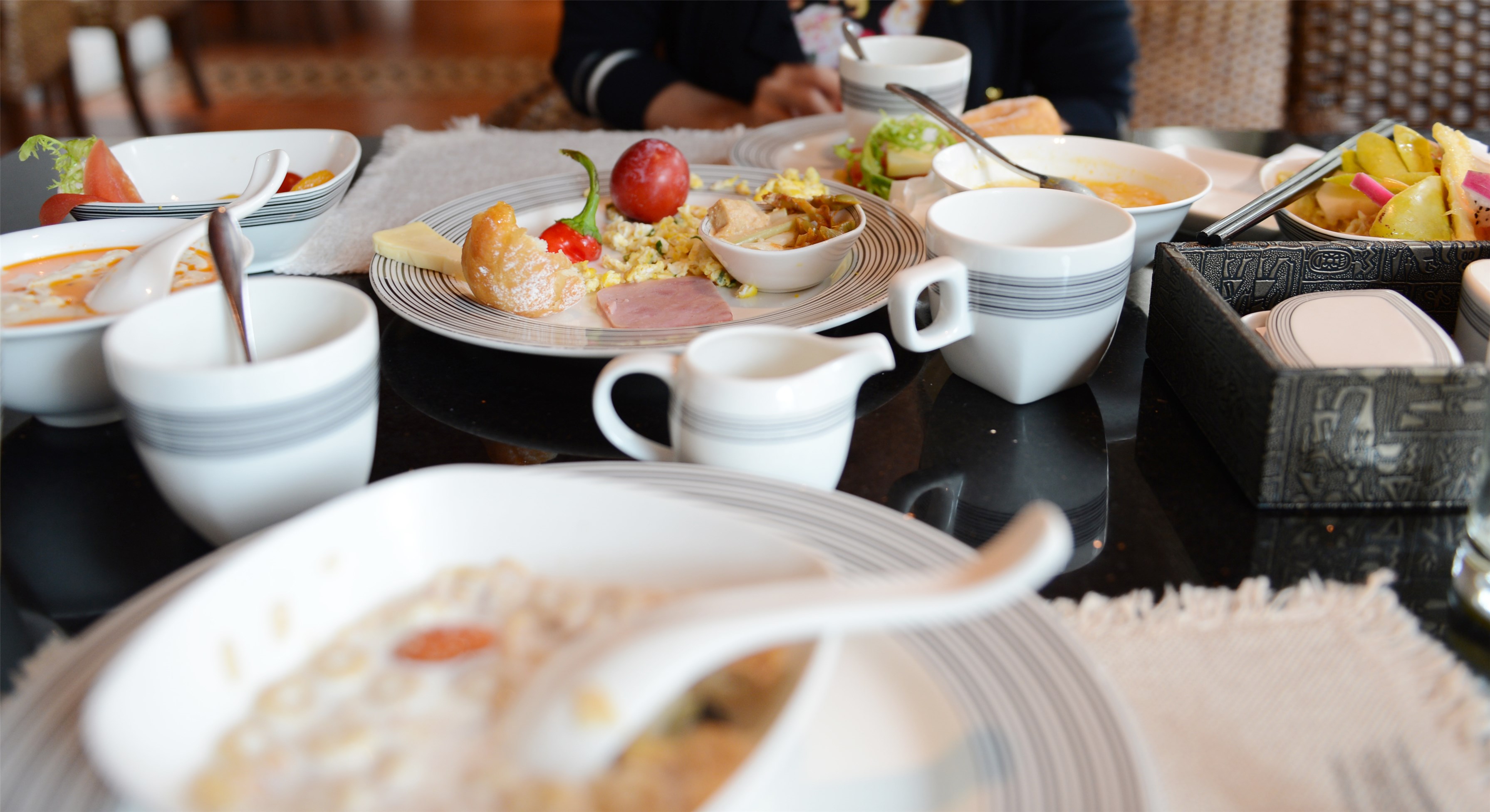 “为偶像打投倒牛奶”，选秀节目中的畸变行为该如何破