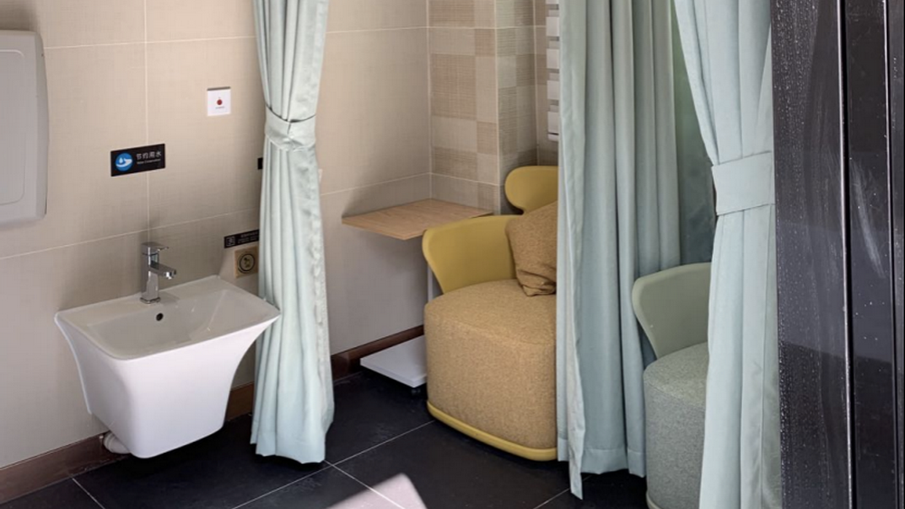 孩子进异性更衣室：性教育缺位不能用他人隐私买单