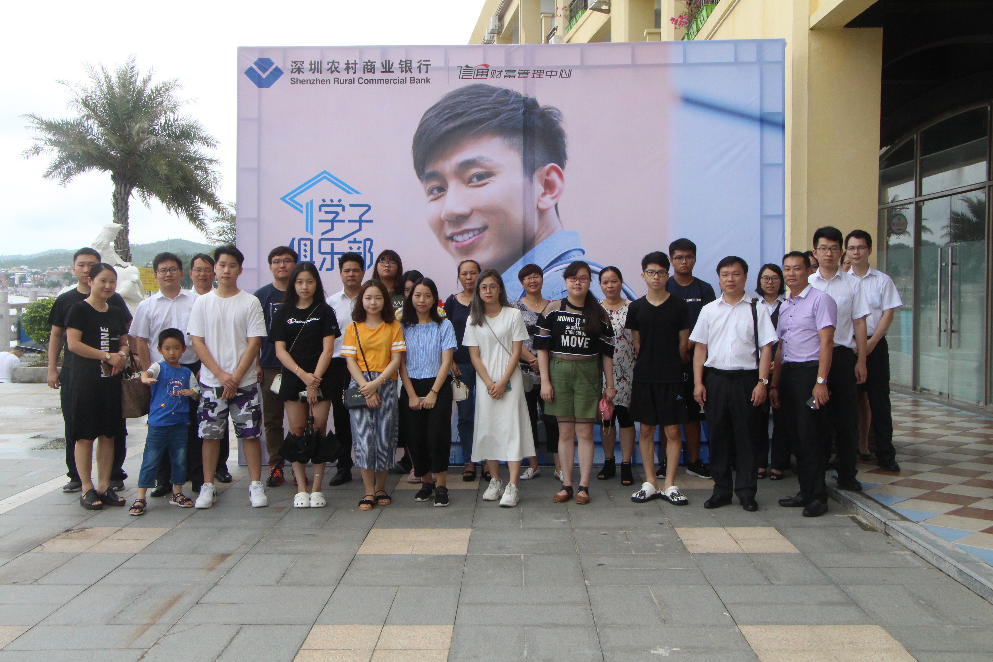 十年寒窗苦泛舟，终得梅花扑鼻来