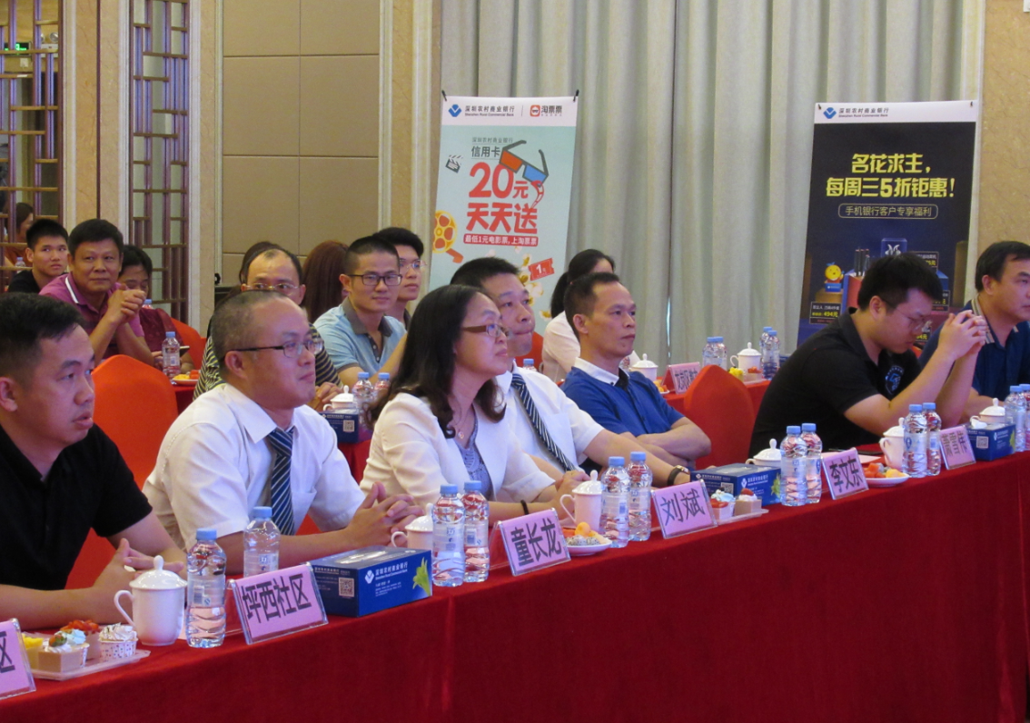 听取学生代表发言