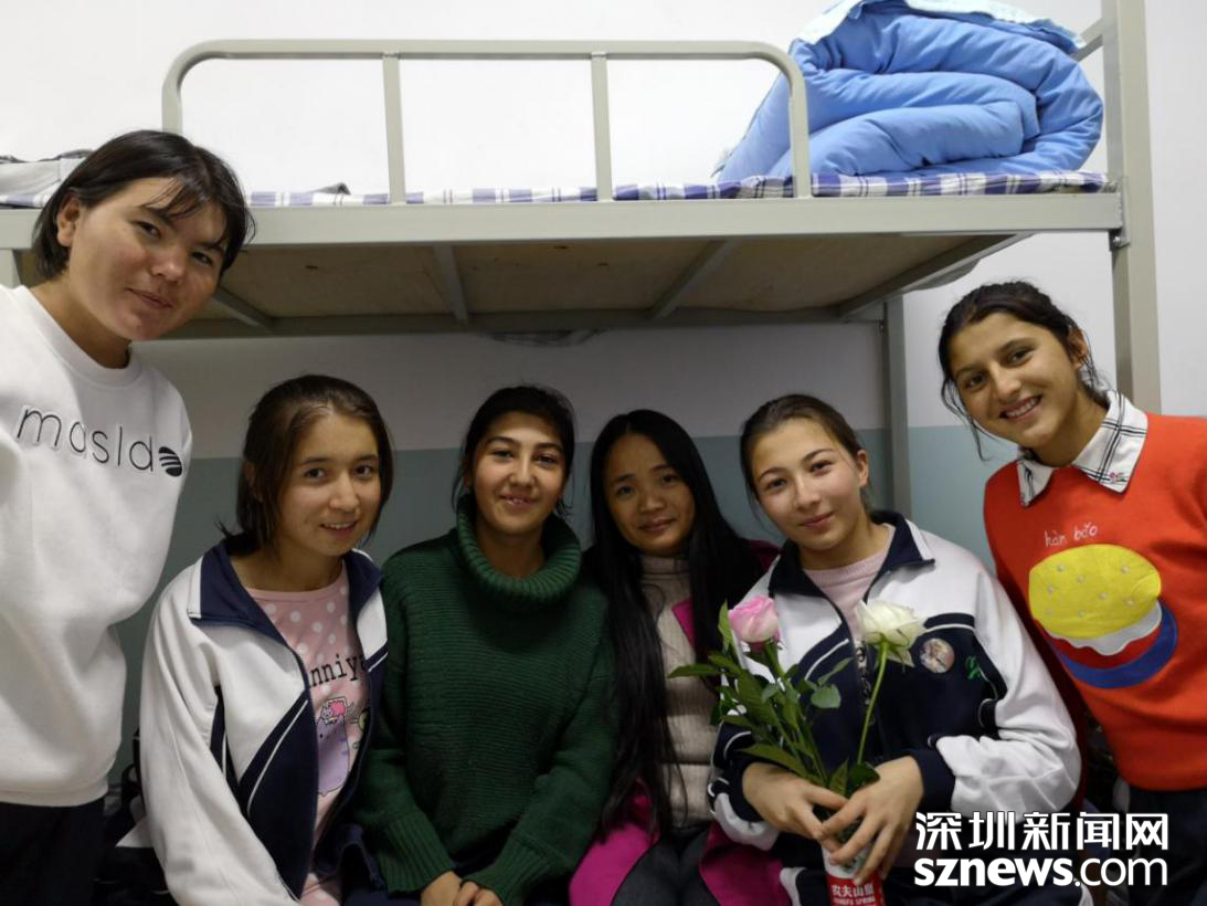 “进宿舍”和学生合影