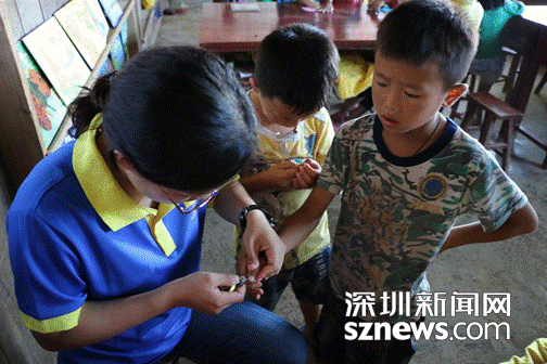 说明:为当地孩子剪指甲、洗脸