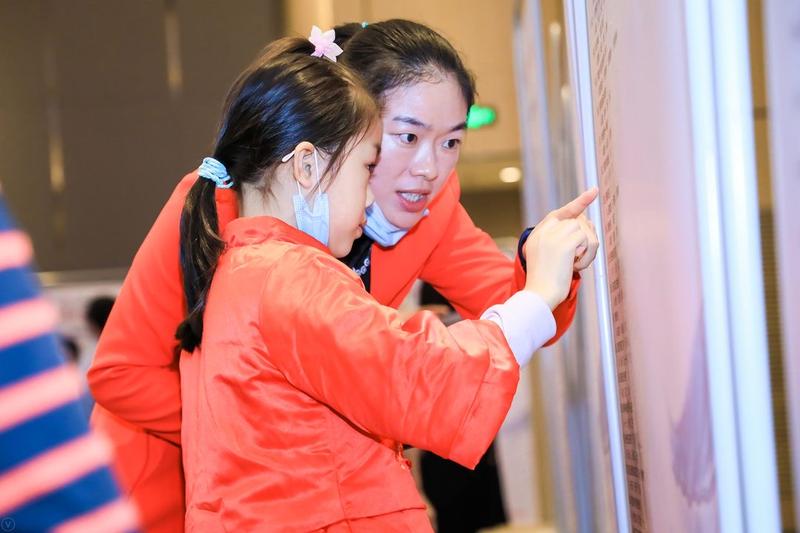 家长和孩子一起参加中华文化文学百科竞猜活动