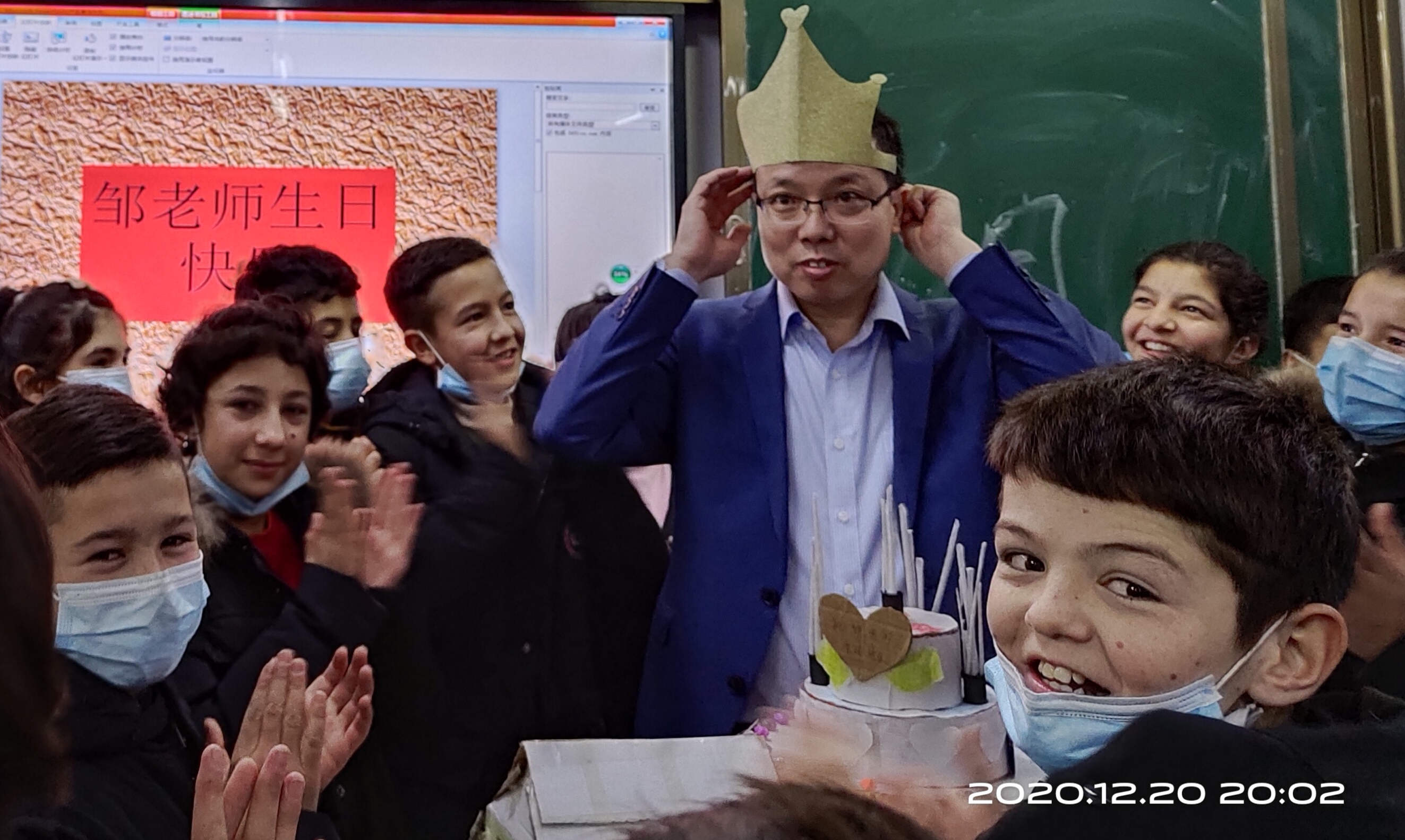 孩子们为老师庆祝生日
