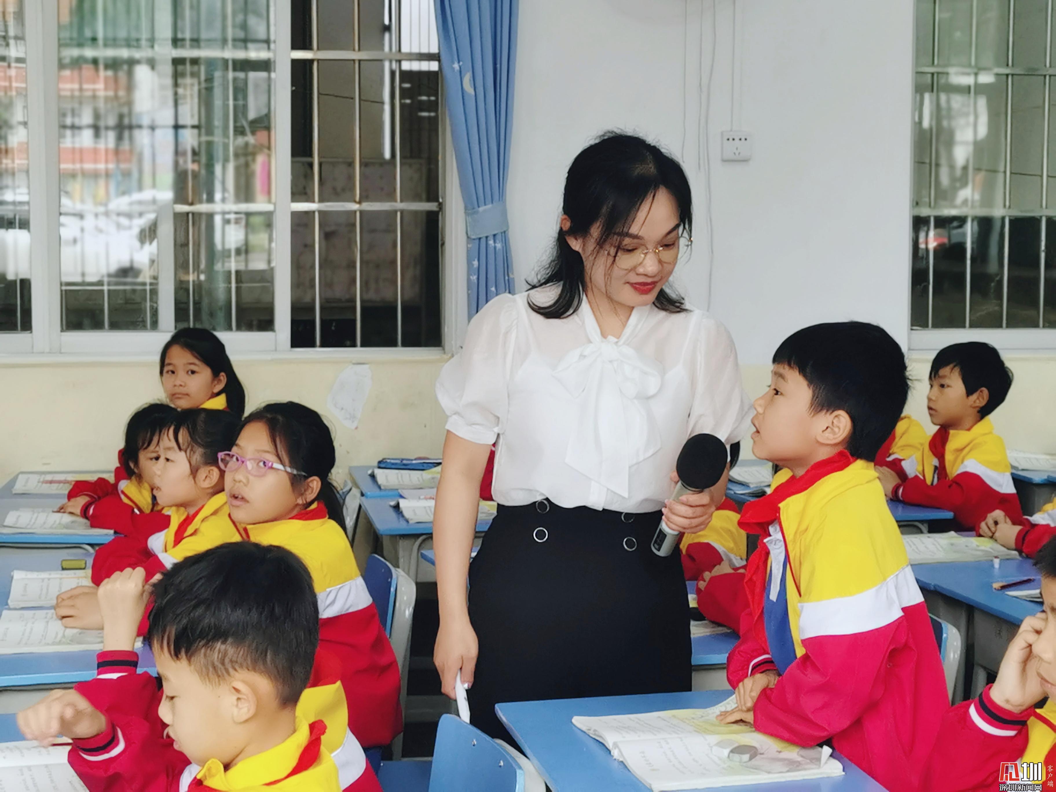 滨海小学何燕娴老师与支教地上课
