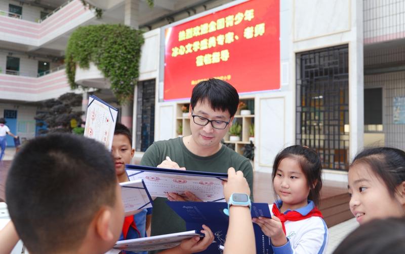 陈诗哥为孩子们签名