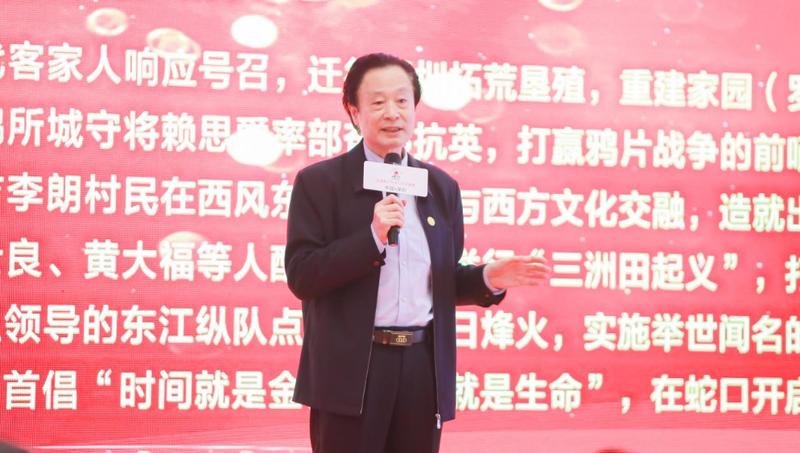 深圳市文艺评论家协会名誉主席、深圳大学客座教授杨宏海