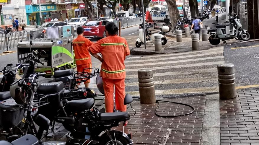 某路段高峰期开展市政作业影响行人？已采取措施