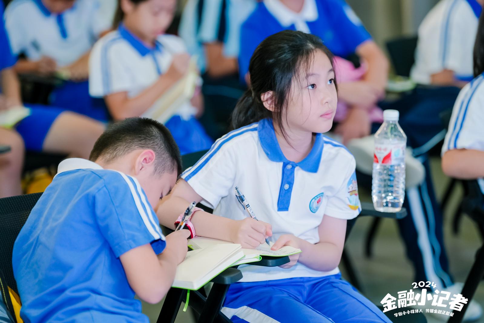 认真听课，记录课堂笔记的小记者们