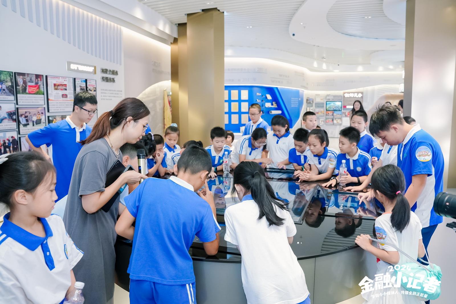 小记者们参观深圳报业集团展厅