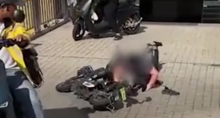 网传“快递小哥突然疯了”？实属谣言！